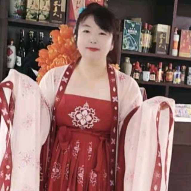(谁见过梦中的草原梦中的河)原唱是降央卓玛，降央卓玛的呼伦贝尔大草原