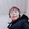 向太阳微笑的女人的头像