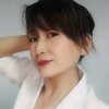 向着太阳炫耀的女人的头像