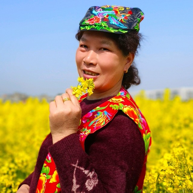 绣红旗(热度:26)由秀丽芬芳翻唱，原唱歌手童丽